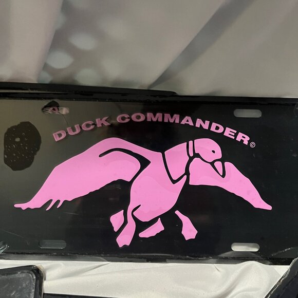 Duck Commander (Duck Dynasty) License Plate Metal pink/black-New - Picture 2 of 5